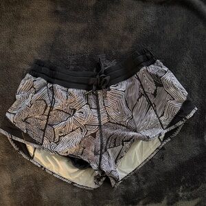 Lululemon Hotty Hot Short 2.5 (lined)